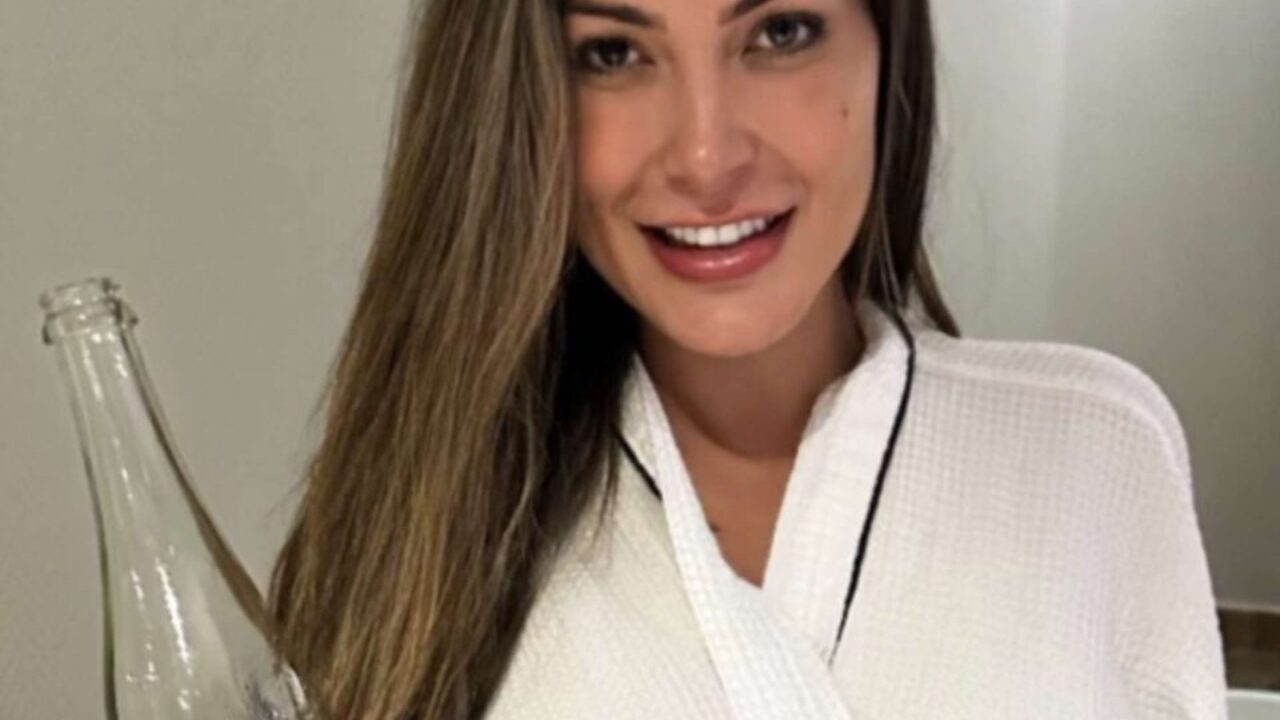 Andressa Urach faz vídeo adulto com garrafa enorme: 