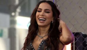 Anitta se irrita ao ser comparada com Jesus