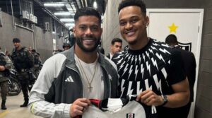 Jogador da Premier faz foto com Hulk e enche a estrela do Atlético de elogios