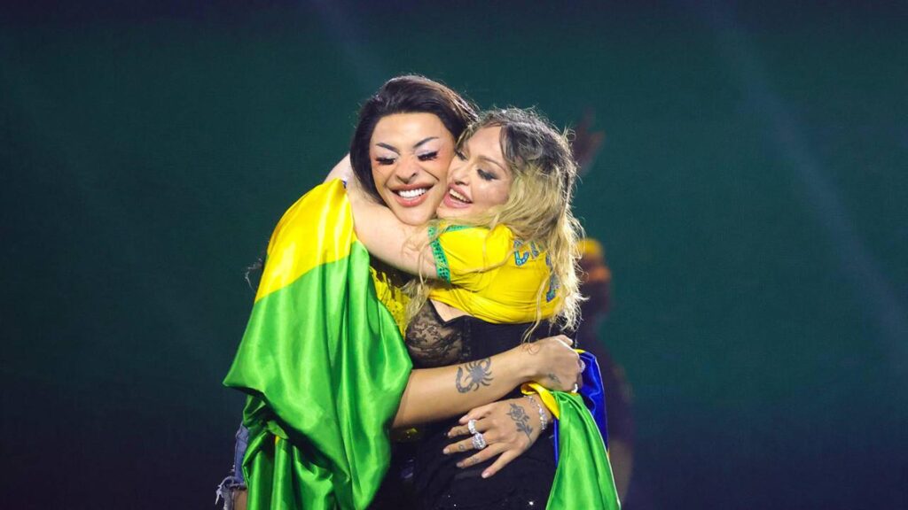 Madonna e Pabllo Vittar com a camisa da Seleção