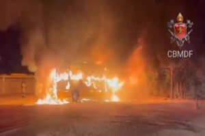 Ônibus escolar pega fogo no Distrito Federal e preocupa moradores