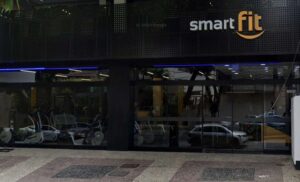 Homens são flagrados transando no banheiro da Smart Fit em BH