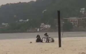 Absurdo: casal é flagrado transando em praia perto de criança