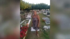 Mulher vive em cemitério há 21 Anos: “Tenho medo é dos vivos”