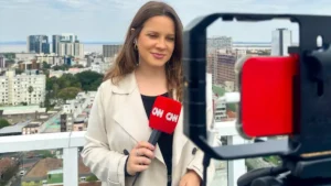 Repórter da CNN é expulsa de evento com Milei no Brasil e PM ajuda