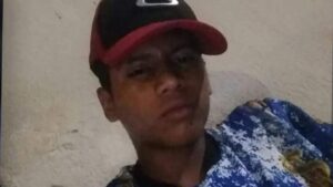 Jovem de 17 anos morre após ser esfaqueado pela própria mãe