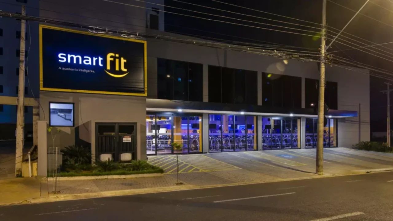 Smart Fit confirma expulsão de alunos flagrados transando em BH - Cidades -  Aqui