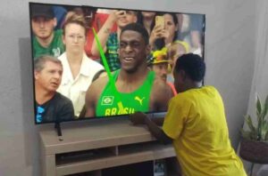 Mãe de mineiro ajoelha na frente da TV para orar pra ele nas Olimpíadas