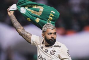 Gabigol levanta camisa do Palmeiras com orgulho e irrita flamenguistas