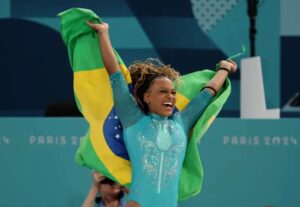 Rebeca Andrade é ovacionada em voo de volta ao Brasil: “A maior medalhista está à bordo”