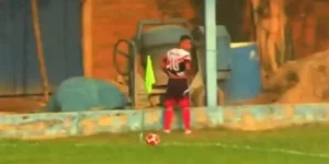 Jogador de futebol é expulso após fazer xixi na beira do campo