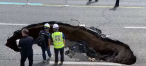 Carro é “engolido” por buraco em estrada na Coreia do Sul