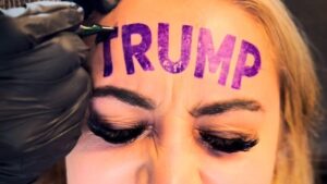 Influenciadora Britânica Tenta Arrecadar dinheiro para Remover Tatuagem de Trump