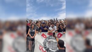 Vídeo: torcedores do Corinthians fazem pedido inusitado para Fagner antes de clássico