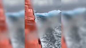 Vídeo: Navio passa perto em iceberg no Alasca e assusta passageiros: “Titanic”