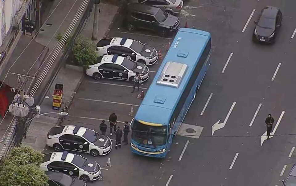 Cidadãos do Rio de Janeiro enfrentam violência em ônibus, com passageiros sendo alvo de roubos e agressões (Reprodução/Tv Globo)