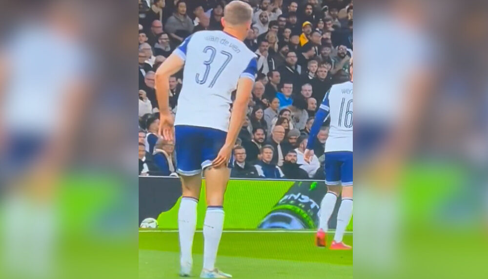 Número 2? Vídeo mostra jogador do Tottenham se limpando em campo e viraliza