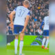 Número 2? Vídeo mostra jogador do Tottenham se limpando em campo e viraliza