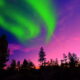 Imagem mostra uma aurora boreal