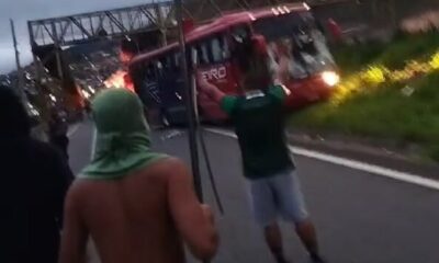 Mancha Verde atacou ônibus da Máfia Azul, na Rodovia Fernão Dias, próxima à cidade de Mairiporã-SP (Reprodução)