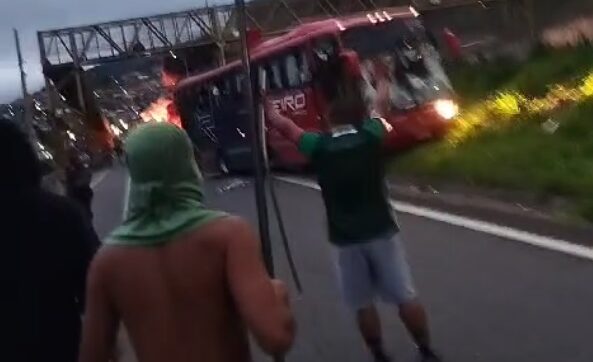 Mancha Verde atacou ônibus da Máfia Azul, na Rodovia Fernão Dias, próxima à cidade de Mairiporã-SP (Reprodução)