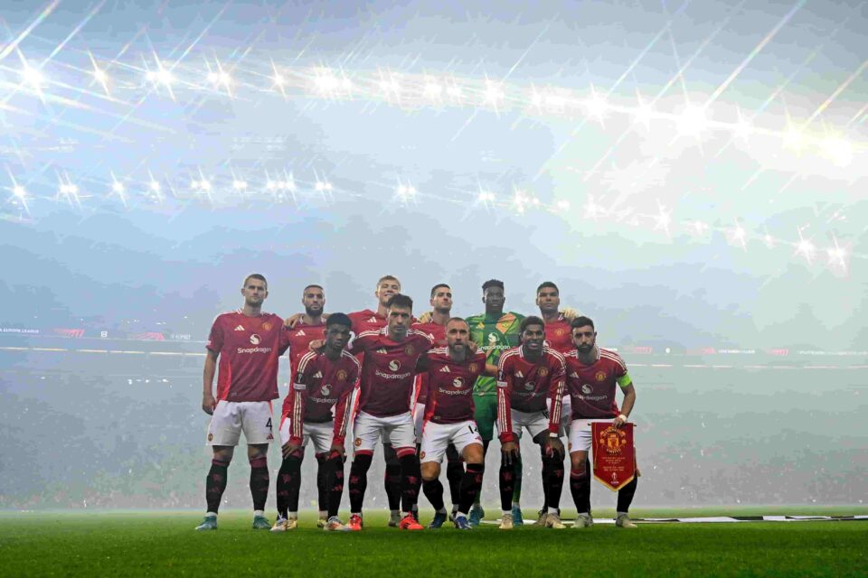 Time do Manchester United posado para foto antes de jogo (Divulgação/Manchester United/X)