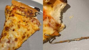 Dois pedaços de pizza de marguerita com um objeto metálico (Reprodução/X)