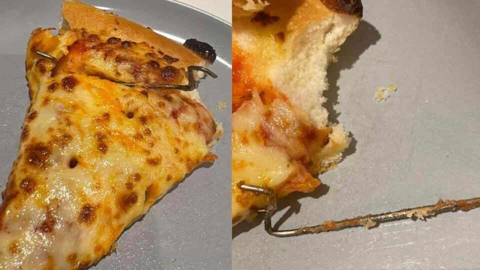 Dois pedaços de pizza de marguerita com um objeto metálico (Reprodução/X)