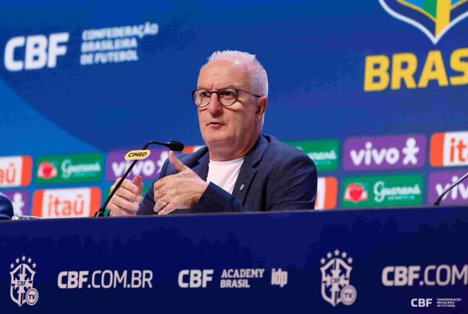 Dorival Júnior durante coletiva de imprensa