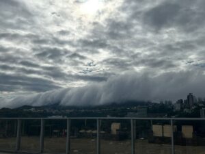 Esta forma singular, que muitas vezes se assemelha a uma cascata ou até mesmo a uma onda, é um fenômeno meteorológico fascinante