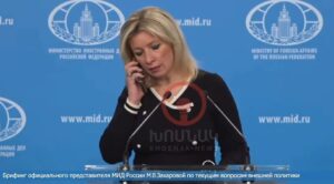 Maria Zakharova estava respondendo a perguntas de jornalistas quando recebeu uma ligação que interrompeu a conferência (Reprodução/X)