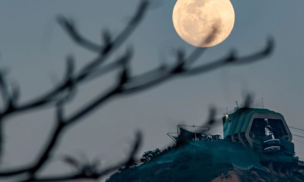 O termo "Superlua" é usado para descrever uma Lua cheia que ocorre quando o satélite está mais próximo da Terra.