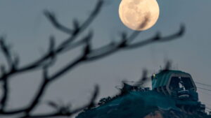 O termo "Superlua" é usado para descrever uma Lua cheia que ocorre quando o satélite está mais próximo da Terra.