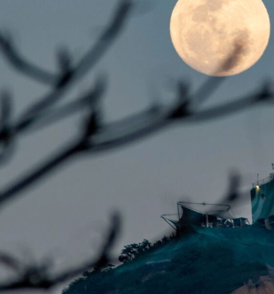 O termo "Superlua" é usado para descrever uma Lua cheia que ocorre quando o satélite está mais próximo da Terra.