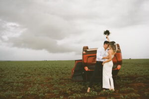 Após capotarem o carro a caminho do ensaio, o casal, junto com o fotógrafo Arthur Dourado, capturou imagens no local do acidente (Arthur Dourado)