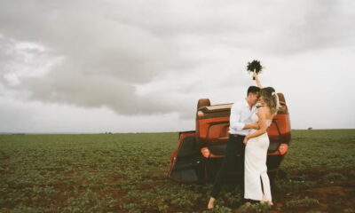 Após capotarem o carro a caminho do ensaio, o casal, junto com o fotógrafo Arthur Dourado, capturou imagens no local do acidente (Arthur Dourado)