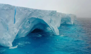 Com uma vasta extensão de 3.672 quilômetros quadrados, iceberg se desprendeu da plataforma de gelo Filchner-Ronne em 1986 (Richard Sidey/Eyos Expeditions)