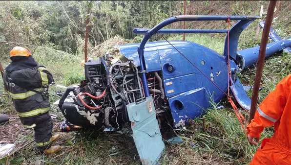 Destroços do helicóptero após queda