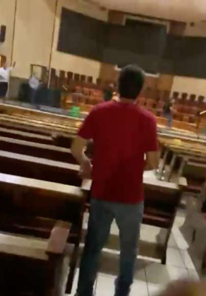 Pastor se esquivando de escombros