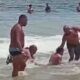 Vídeo: homem apanha de grupo ao ser flagrado se masturbando em praia do RJ