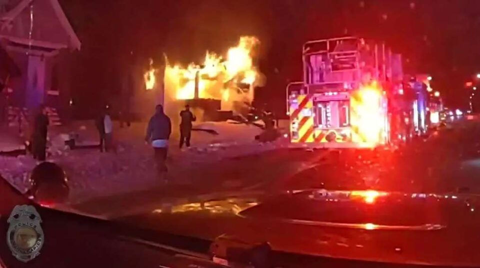 Bombeiros apagando fogo da casa