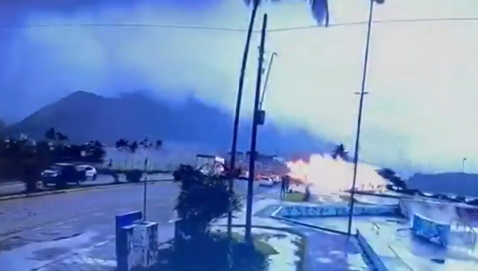 Imagens divulgadas nas redes sociais mostram a aeronave em chamas na faixa de areia da Praia do Itaguá, no litoral norte de São Paulo.