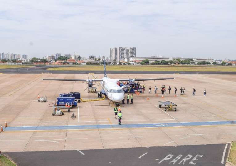 avião e pista vistos de cima em aeroporto