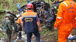 Fotos: helicóptero cai em SP e mata duas pessoas em Caieiras