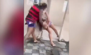 Vídeo: mulher agride suposta amante após troca de mensagens com marido em Cubatão