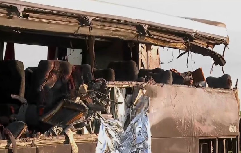 Lado esquerdo do ônibus ficou completamente destruído após colisão com carreta em Ribeirão Preto (SP)