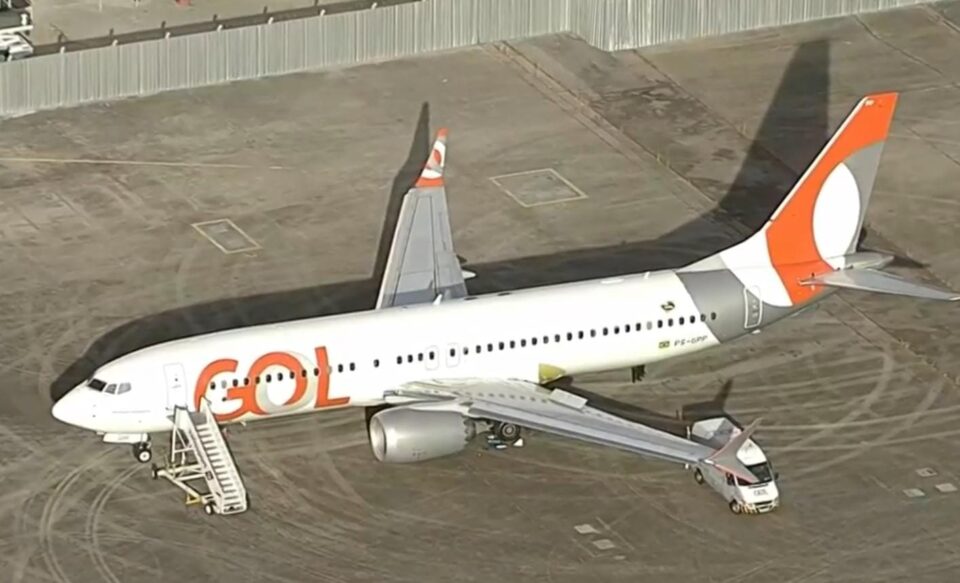 Avião colide com carro durante decolagem no Rio de Janeiro; ninguém se feriu