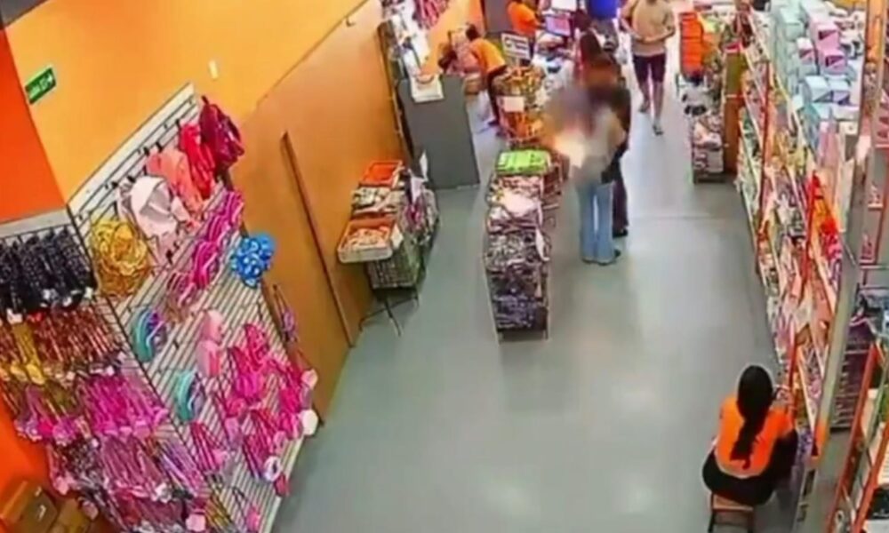 Câmeras de segurança mostram o momento em que o celular explode no bolso de mulher que fazia compras