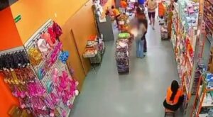 Câmeras de segurança mostram o momento em que o celular explode no bolso de mulher que fazia compras