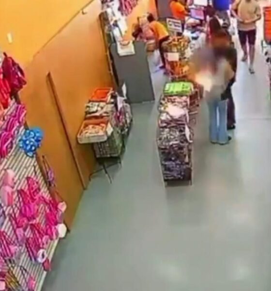 Câmeras de segurança mostram o momento em que o celular explode no bolso de mulher que fazia compras